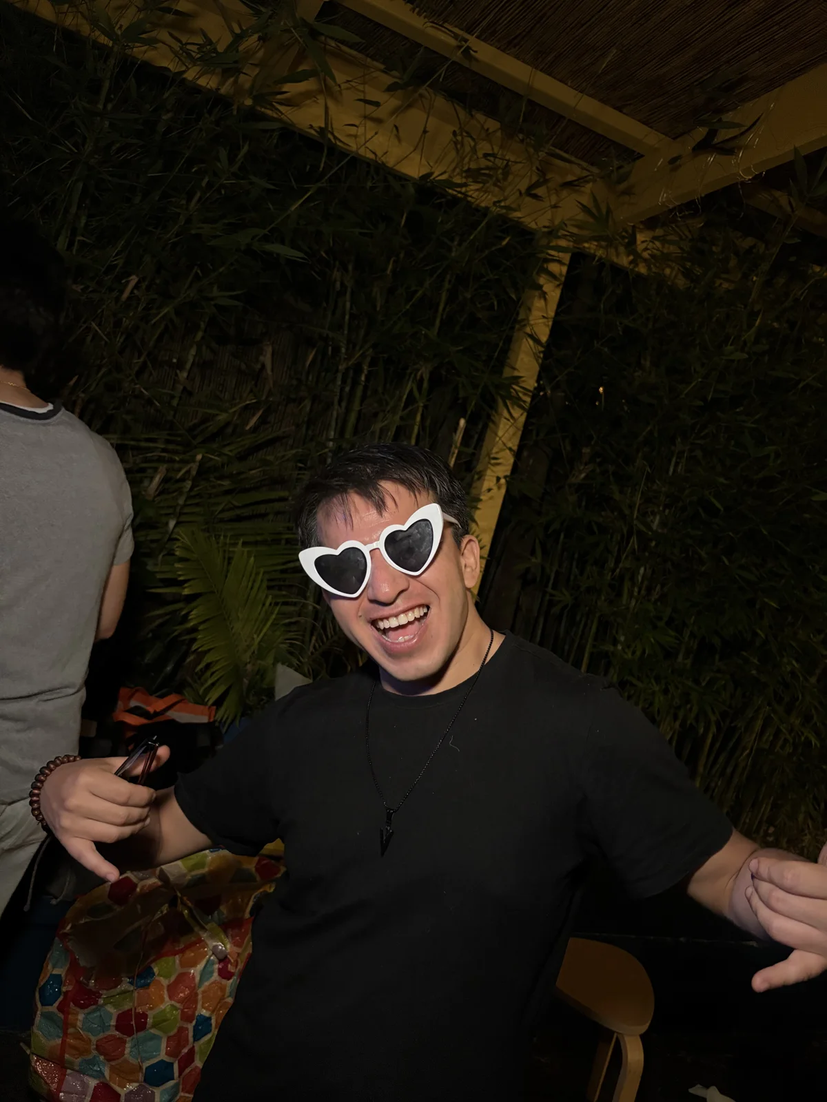A participant at Contando Historias, wearing heart-shaped glasses.